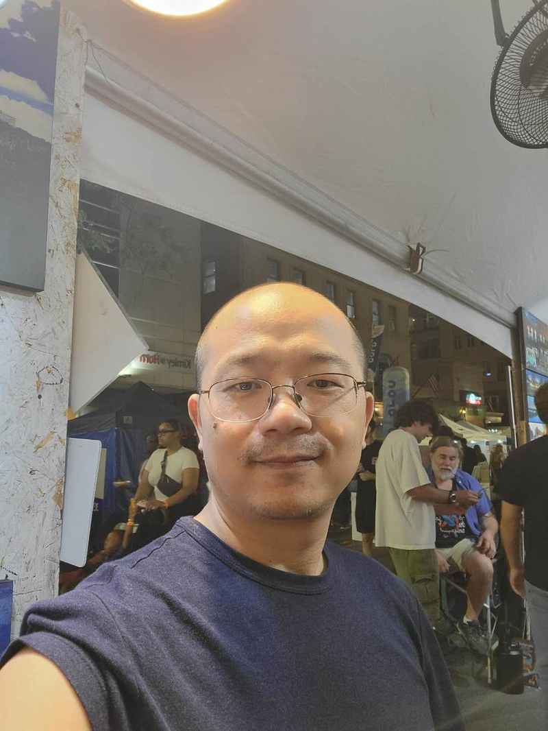后面的大胡子就是画家